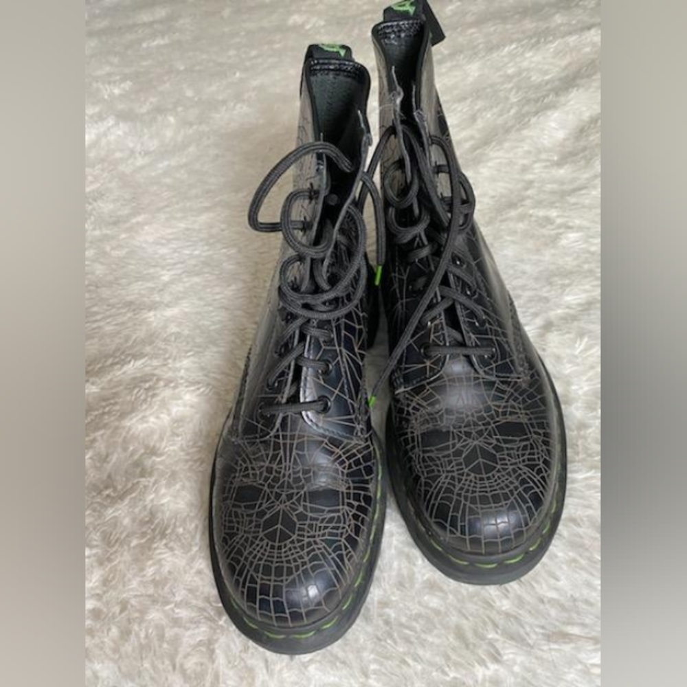 Dr. Martens Skull Web Smooth Boots US9